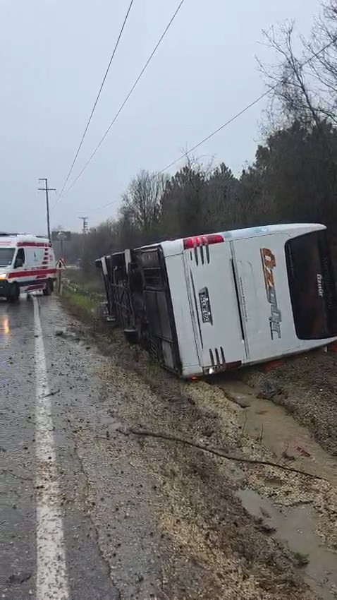 Bayramın ikinci gününde kaza bilançosu: Trafik kazaları bayramı acıya döndürdü - Resim : 1