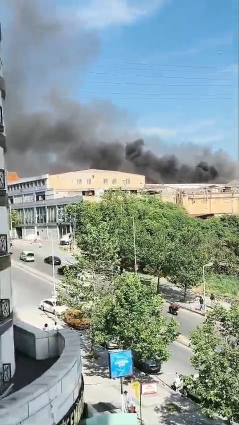 Esenyur’ta dumanlar gökyüzünü kapladı: Fabrika alevlere teslim oldu - Resim : 4