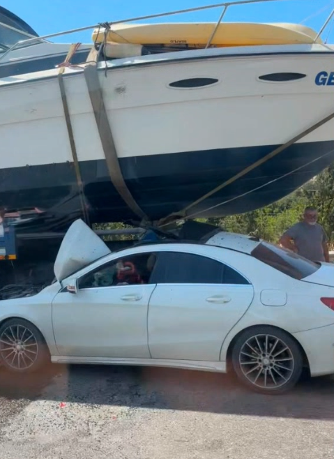 İzmir’de ilginç kaza: Otomobil tekneyle çarpıştı - Resim : 1