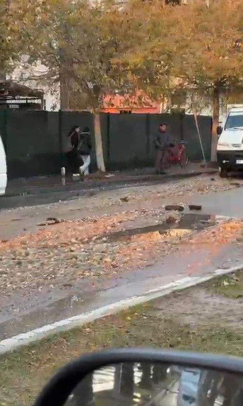 Şok patlama! Adana'da yol &ccedil;&ouml;kt&uuml;: &Uuml;&ccedil; mahalle sular altında - Resim : 2