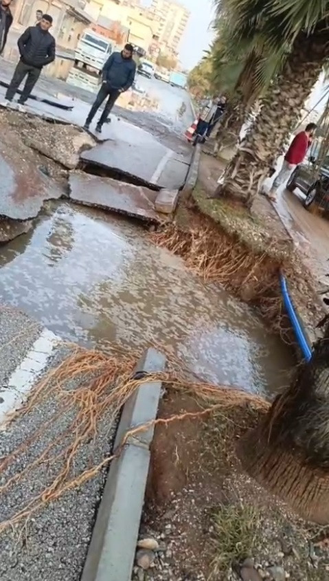 Şok patlama! Adana'da yol &ccedil;&ouml;kt&uuml;: &Uuml;&ccedil; mahalle sular altında - Resim : 7