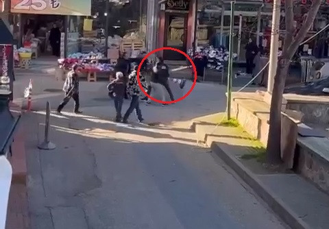 Ne buldularsa fırlattılar: Bursa'da korku dolu dakikalar - Resim : 3