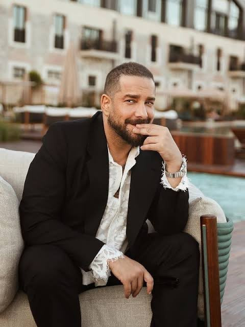 Enis Arıkan&rsquo;dan b&uuml;y&uuml;k jest: Dolandırılan takip&ccedil;isine telefon hediye etti - Resim : 1