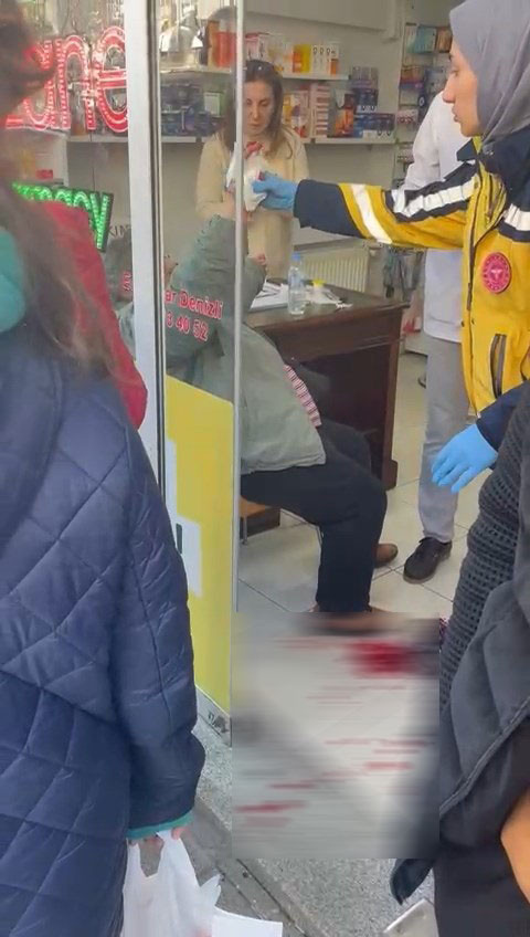 Bursa'da sokak ortasında silahlı saldırı: Bir kadın ile &ccedil;ocukta kurşunların hedefi oldu - Resim : 1