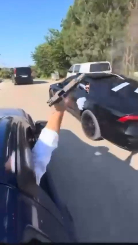 Konvoyda dehşet anları: Camdan sarkıp kurşun yağdırdı - Resim : 1