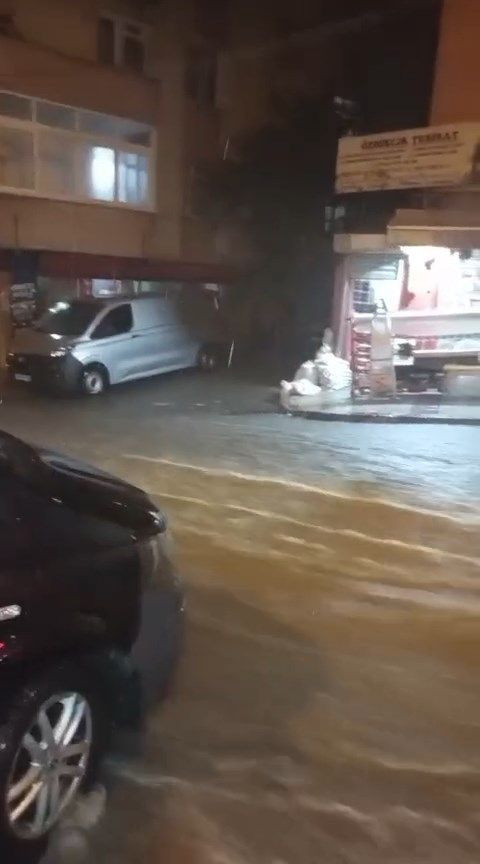 Meteoroloji günlerdir uyarıyordu: İstanbul’da sağanak hayatı felç etti - Resim: 3