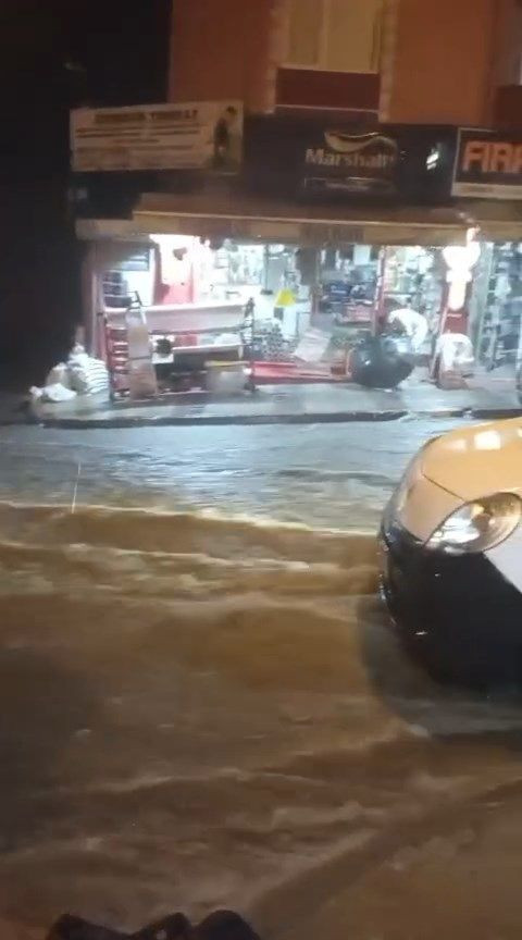 Meteoroloji günlerdir uyarıyordu: İstanbul’da sağanak hayatı felç etti - Resim: 4