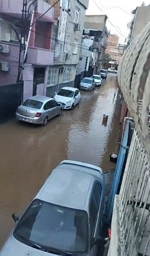 Şok patlama! Adana'da yol &ccedil;&ouml;kt&uuml;: &Uuml;&ccedil; mahalle sular altında - Resim : 5