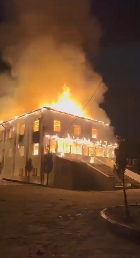 Bolu&rsquo;da alevler camiyi sardı: K&ouml;yl&uuml;ler yangını s&ouml;nd&uuml;rmek i&ccedil;in seferber aldı - Resim : 1