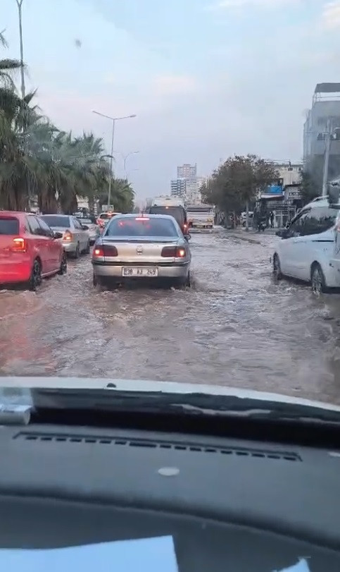 Şok patlama! Adana'da yol &ccedil;&ouml;kt&uuml;: &Uuml;&ccedil; mahalle sular altında - Resim : 1