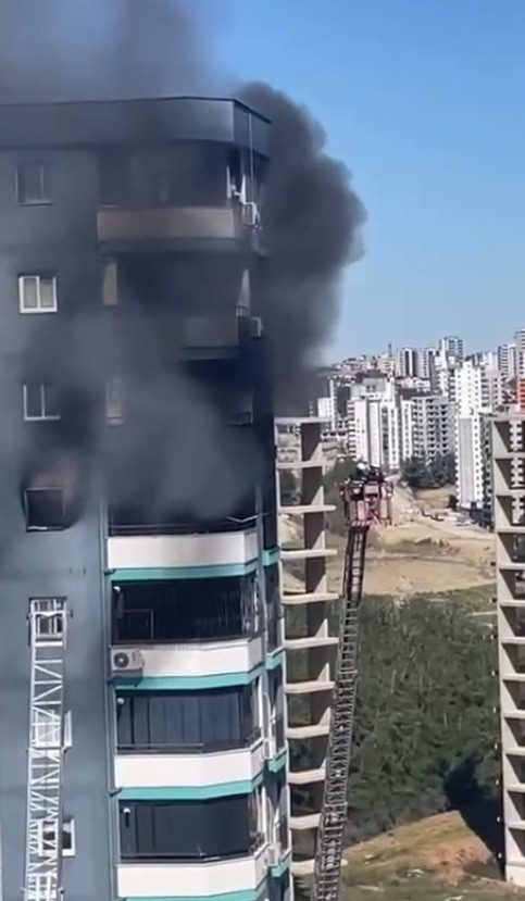 Alevlerin arasına y&uuml;k asans&ouml;r&uuml;yle daldı: Adana&rsquo;daki yangında dehşet dolu anlar - Resim : 3
