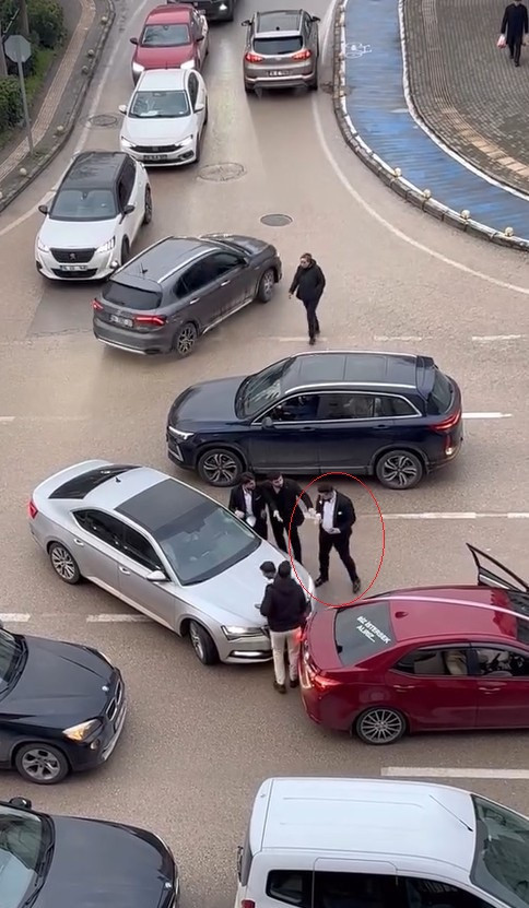 D&uuml;ğ&uuml;n sevinci kavgaya d&ouml;n&uuml;şt&uuml;: Konvoyun arasına giren s&uuml;r&uuml;c&uuml;y&uuml; darp etiler - Resim : 2