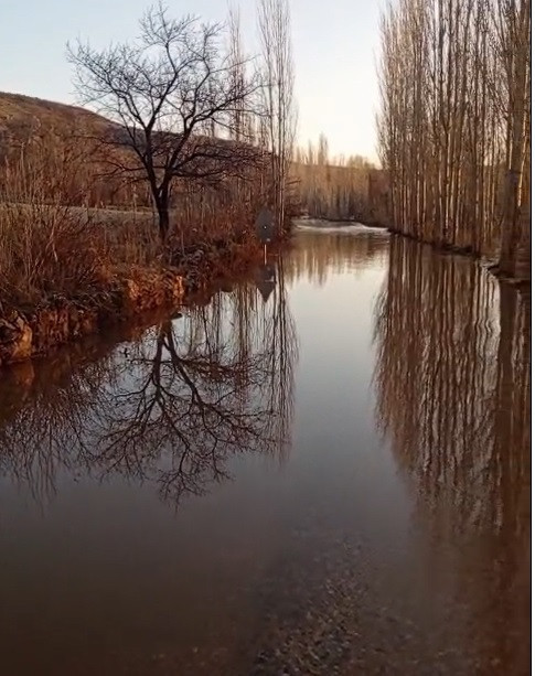 Kızılırmak taştı: Köy yolu 10 gündür kapalı - Resim : 1