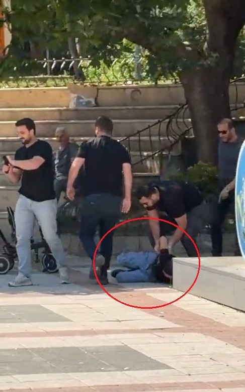 Tam bıçağı çekecekken: Sivil polisler havaya ateş açarak dehşeti önledi - Resim : 4