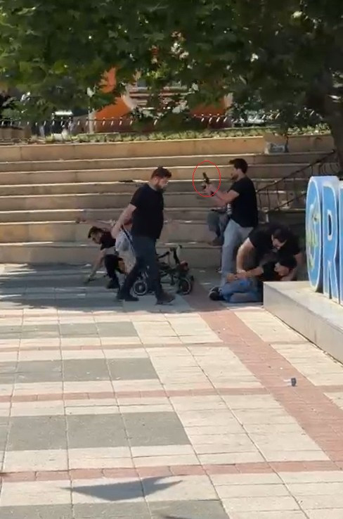 Tam bıçağı çekecekken: Sivil polisler havaya ateş açarak dehşeti önledi - Resim : 5