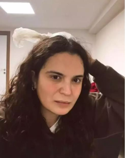 Dekor felaketi: Sahnede korku dolu anlar! Aslı Bekiroğlu'nun kafasına kapı düştü - Resim: 5