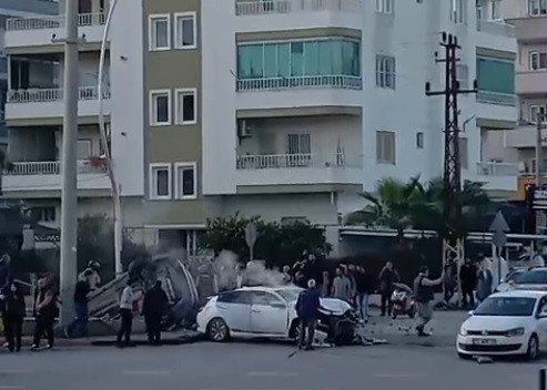 Su kanalı üzerinde asılı kaldı: Mersin’de korkunç kaza: 6 yaralı - Resim : 1