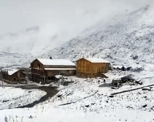 Rize’de eylülde sürpriz: Tahpur Yaylası'nı beyaz örtü kapladı - Resim: 1