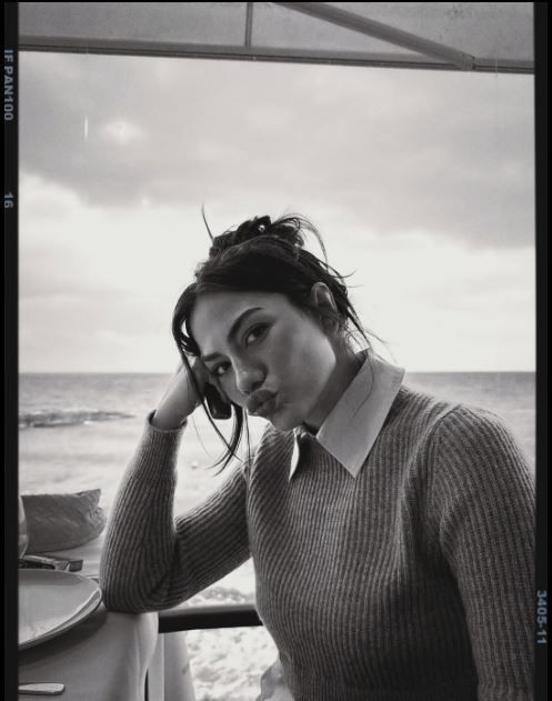 Eşref Rüya’nın Nisan’ı Demet Özdemir peş peşe fotoğraf yağdırdı: Hayranları tek bir şeyde hemfikir oldu - Resim: 6