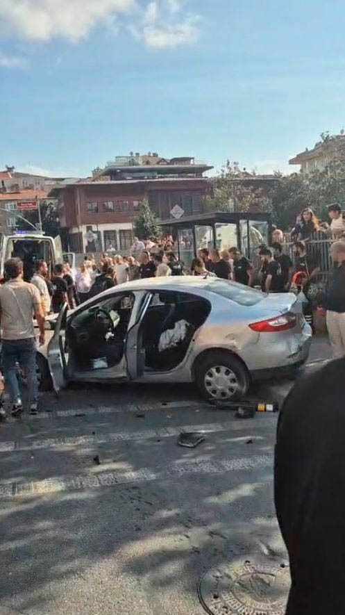 Kaldırımda faciası yaşandı: Direksiyon kilitlendi: 2 yaralı - Resim : 1