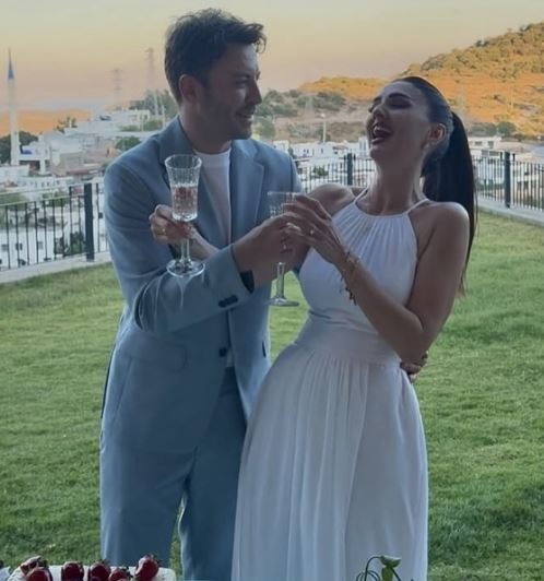 Tolga G&uuml;le&ccedil; ve &Ouml;yk&uuml; Cengiz nişanlandı: Aşkları Bodrum&rsquo;da resmileşti - Resim : 2