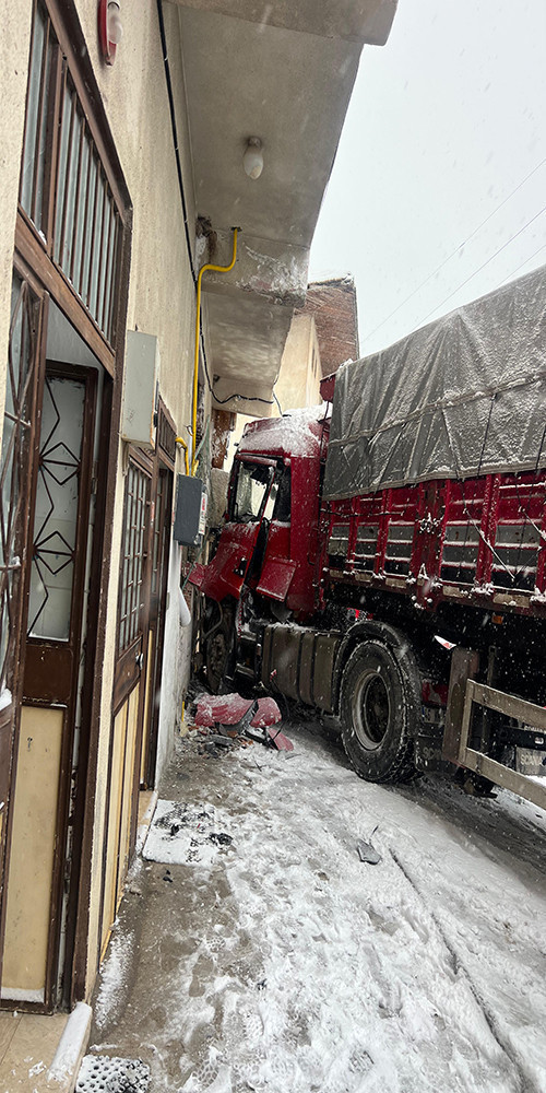 Tır eve daldı: Reşadiye’de korku dolu anlar - Resim : 1
