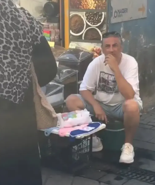 Ünlü şarkıcı Çelik pazarda lif sattı: Nedenini sosyal medya hesabından açıkladı - Resim : 1