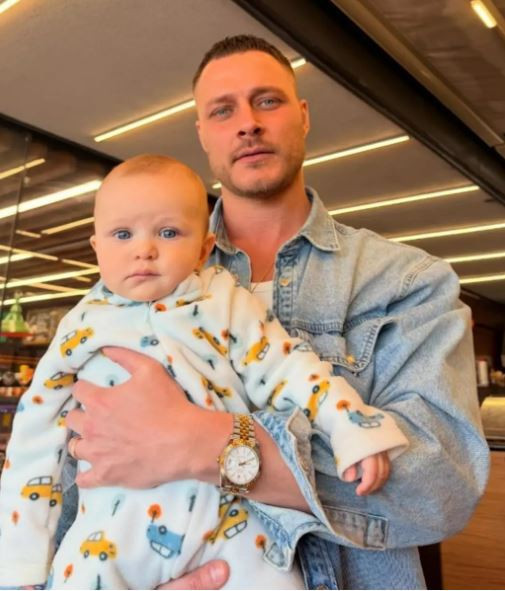 Burak Çelik oğlu ile poz verdi: Hık demiş babasının burnundan düşmüş - Resim : 2