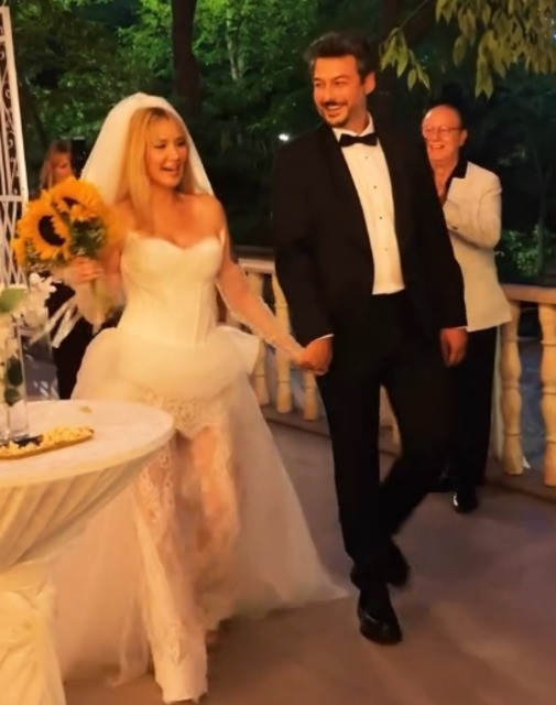 Şarkıcı Gökçe Dinçer evlendi - Resim : 2