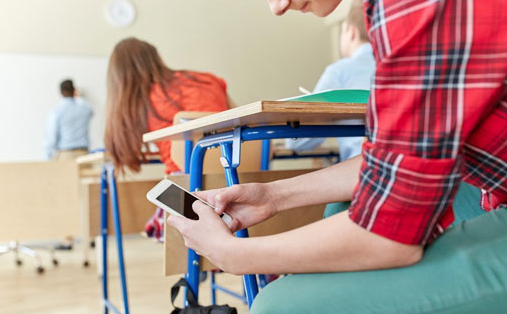 Yeni düzenleme hayata geçti: Fransa'da liselerde cep telefonu yasağı başladı - Resim: 2