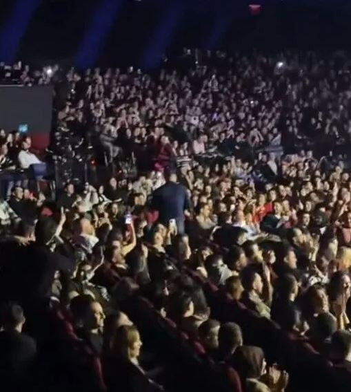 Gökhan Türkmen konserinde tarihi gece: ‘Aşk’ı söyledi, 7 çift aynı anda diz çöktü - Resim : 2