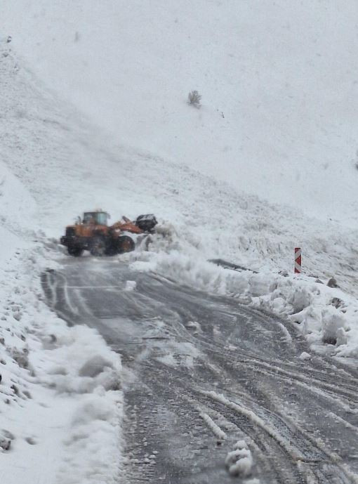 &Ccedil;ığ d&uuml;şt&uuml; otob&uuml;s yolda kaldı: Şırnak-Hakkari hattında facia: Yolcular kurtarılmayı bekliyor - Resim : 1