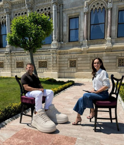 Fenerbahçeli hesaplar devreye girdi, Okan Buruk fotoğrafı olay oldu: Spiker Damla Uğurtürk röportaj fotoğrafını kaldırdı - Resim: 4