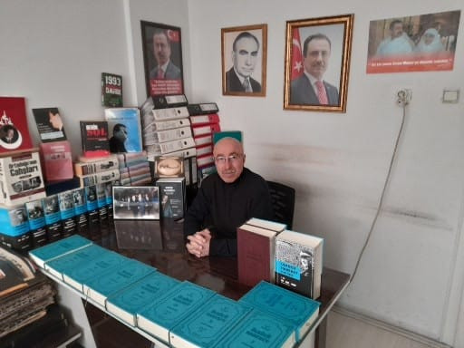 Hakkı &Ouml;znur: AK Parti iktidarı vatan haini zekeriya &ouml;z i&ccedil;in &ldquo;heykeli dikilmeli&rdquo; dedi - Resim : 1