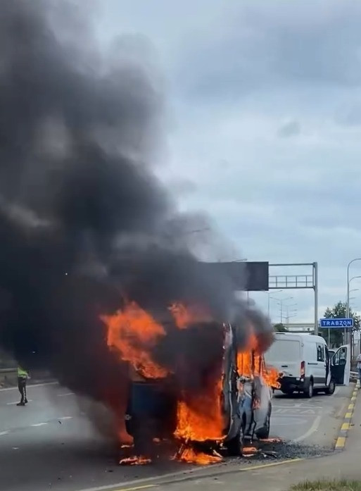 Yolcu minibüsü alev topuna döndü - Resim : 2