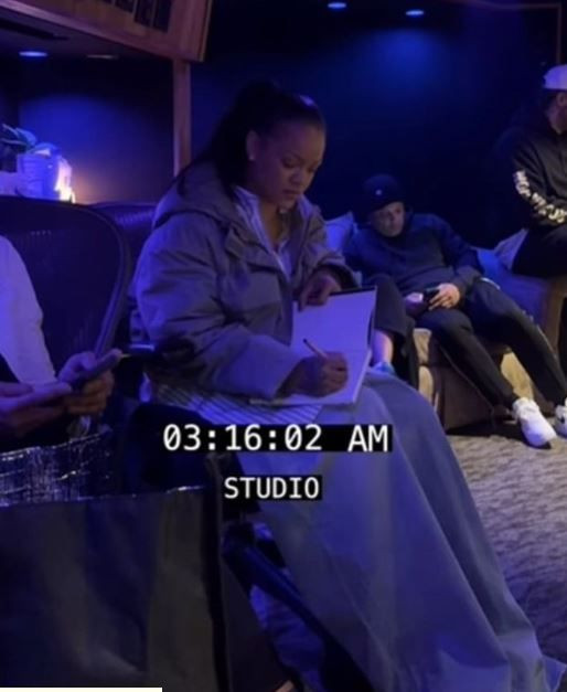 Riri geri döndü; 10 yılın ardından sonra stüdyoda: Yeni albüm geliyor - Resim: 7