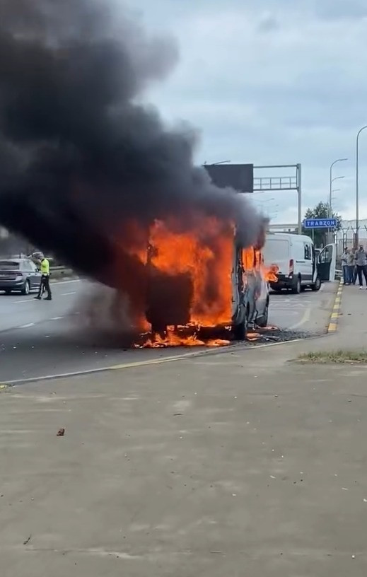 Yolcu minibüsü alev topuna döndü - Resim : 1