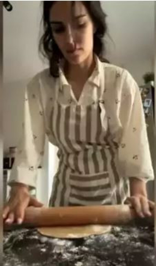 &Ouml;zg&uuml; Kaya&rsquo;nın hamaratlığı takip&ccedil;ilerini b&uuml;y&uuml;ledi: Kendi elleriyle Murat Dalkılı&ccedil;'a hamur a&ccedil;tı - Resim : 2