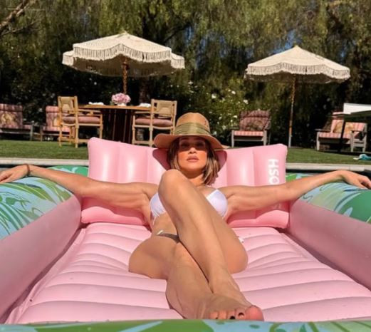 Jennifer Lopez’in tatil pozları gündem oldu: Yıllara meydan okuyor - Resim : 1