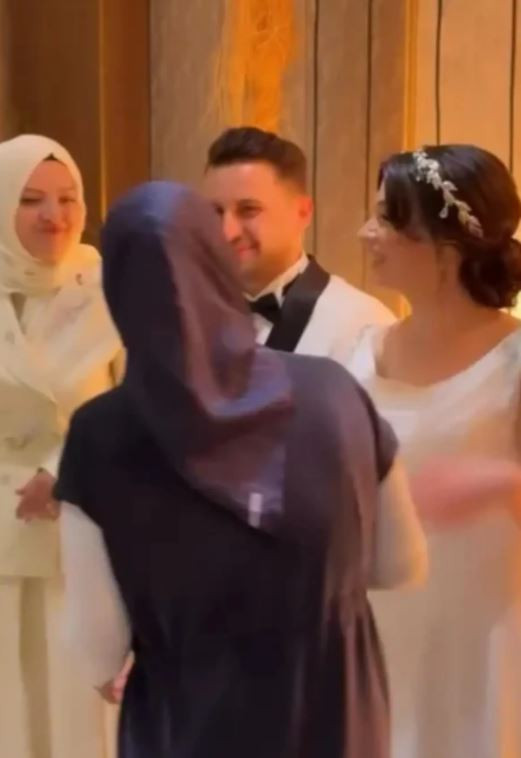 Kadir Ezildi'nin eşi eltisinin düğününde beyaz giydi - Resim : 1