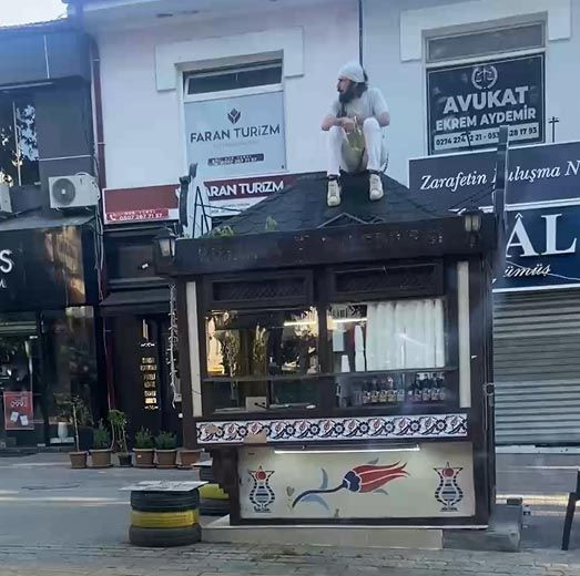Esnaf çareyi kendini zincirlemekte buldu: Büfe çatısında gerilim dolu anlar - Resim: 3