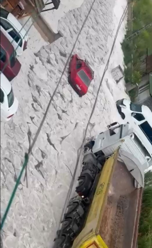 Gök delindi, kent teslim oldu: 30 Santimetrelik dolu tabakası kenti esir aldı - Resim : 1