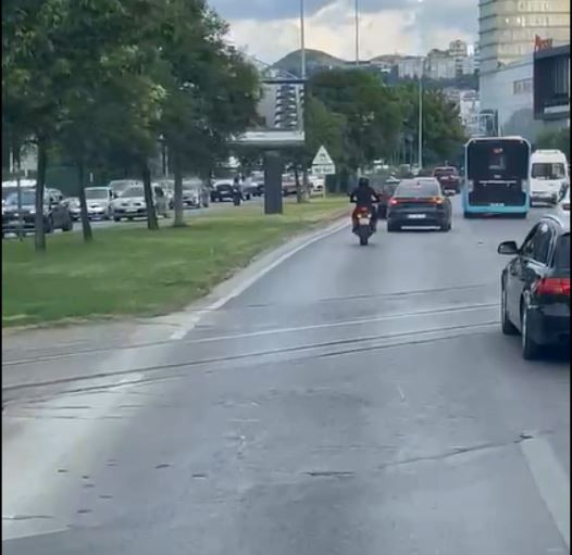 Vakaya giden itfaiyeye örnek destek: Motosikletli sürücü yolu açtı - Resim : 1