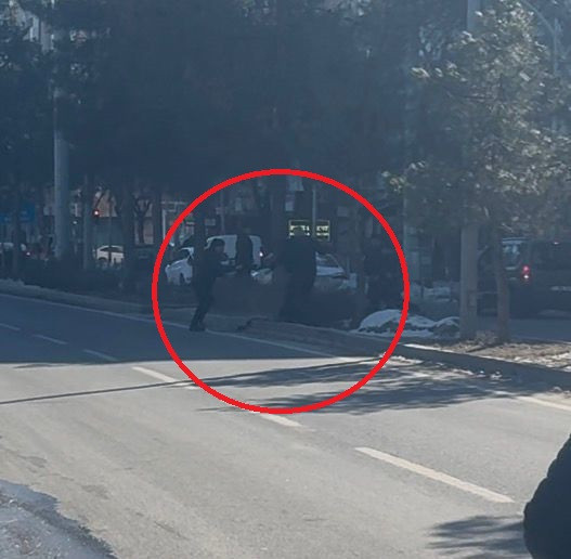 Kanlı dava duruşma sonrası yerini kavgaya bıraktı: Diyarbakır Adliyesi &ouml;n&uuml; savaşı alanına d&ouml;nd&uuml; - Resim : 4