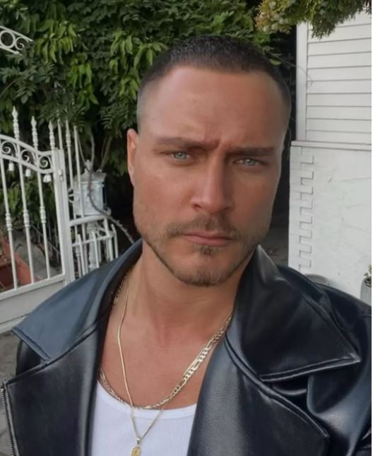 Burak Çelik oğlu ile poz verdi: Hık demiş babasının burnundan düşmüş - Resim : 1