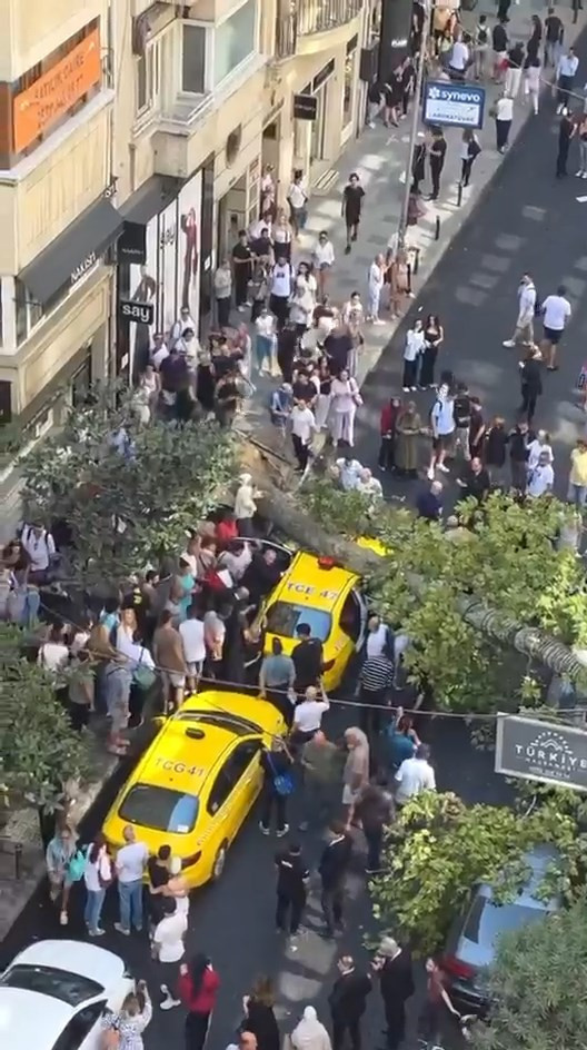 Harbiye’de ulaşım kilitlendi: Devrilen ağaç iki aracı ezdi: Ekipler seferber oldu - Resim : 3
