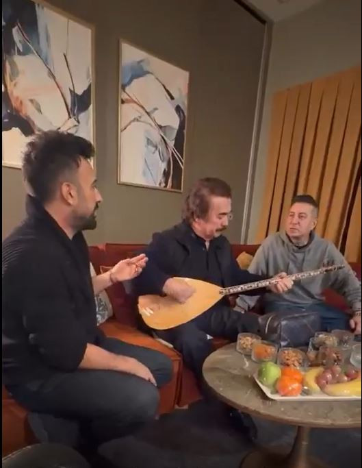 Orhan Gencebay ve Megastar Tarkan Hatasız Kul Olmaz şarkısını söyledi: İki sanatçı bir araya geldi - Resim : 1