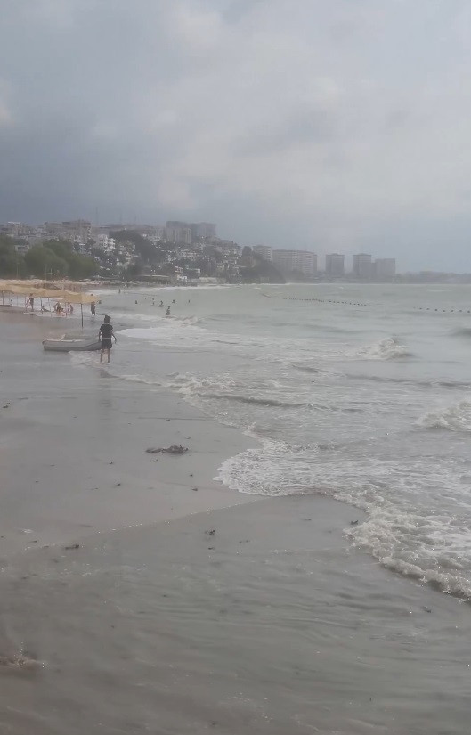 Yasağa rağmen yüzmeye devam ettiler… Önce sağanak sonra hortum çıktı - Resim : 2