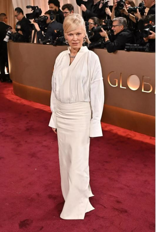 90’lı yıllara damga vurmuştu: Baywatch efsanesi Pamela Anderson yıllar sonra Altın Küre’de... Makyajsız hali dikkat çekti - Resim: 3