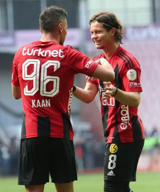 Türkiye'de şampiyonluk maçı öncesi saha karıştı: Maç sonucuna herkes şaştı kaldı - Resim: 9